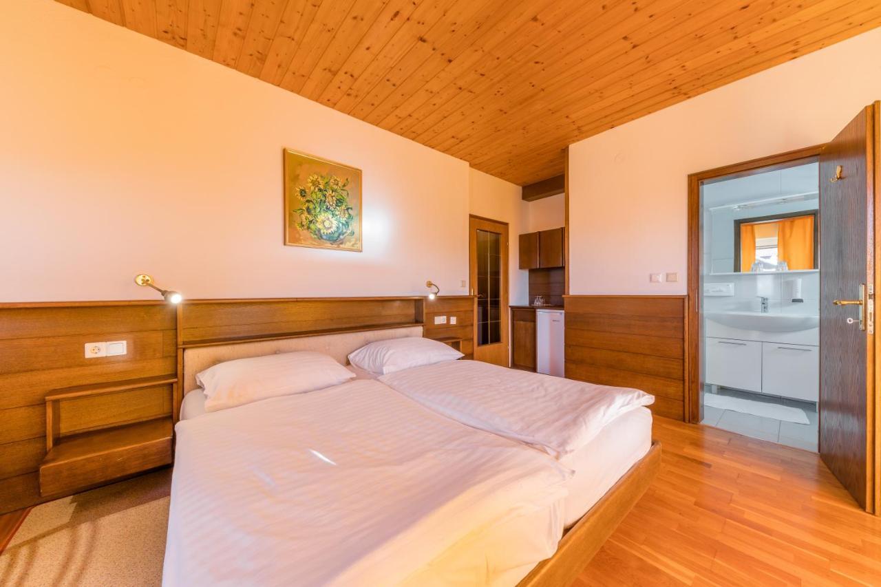 Kunstelj Pension Radovljica Bagian luar foto